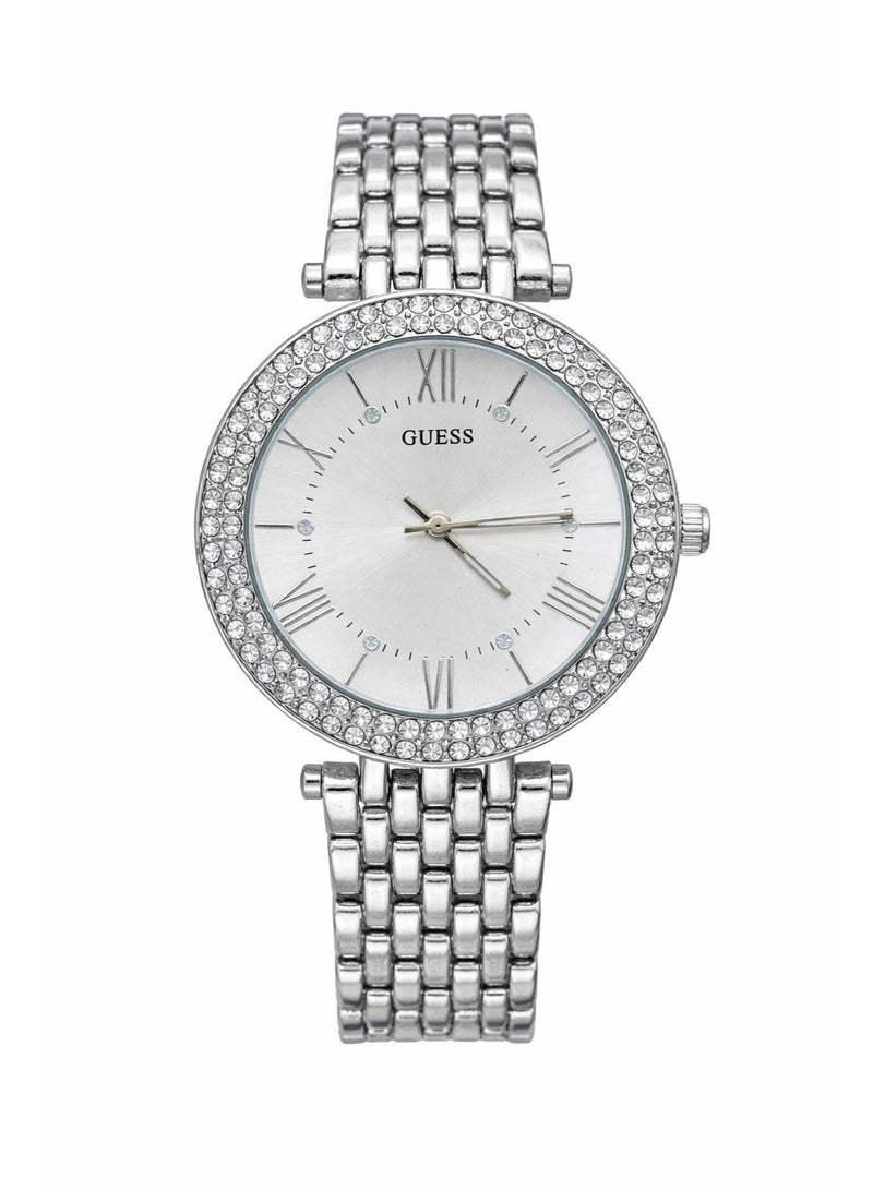 ساعة يد نسائية من جيس GUESS – سوار ستانلس ستيل فضي، إطار مرصّع بالكريستال، مينا فضية بنقشة شمسية